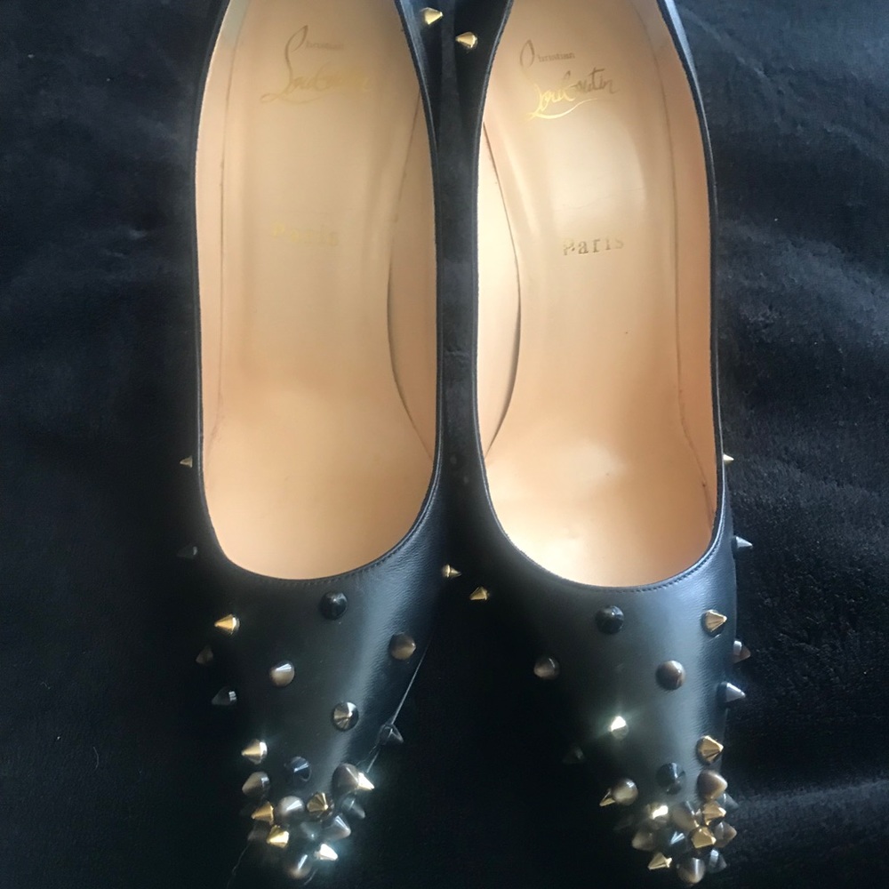 Loubs ! Size 39 ! Black and very nice shoe !